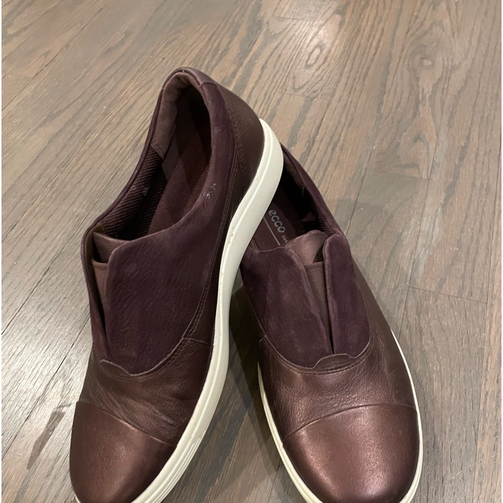 Ecco women's soft slip on size 8. Soft upper leather in metallic burgundy.